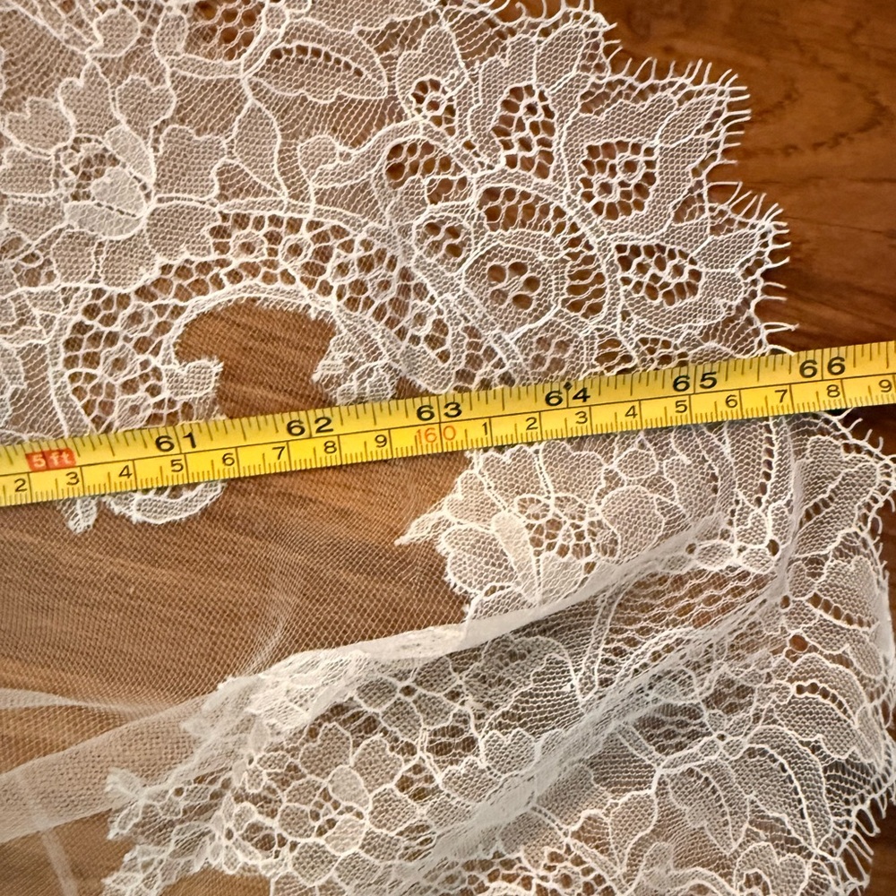 Delicate floral Lace wedding veil cathedral length - Picture 4 of 7